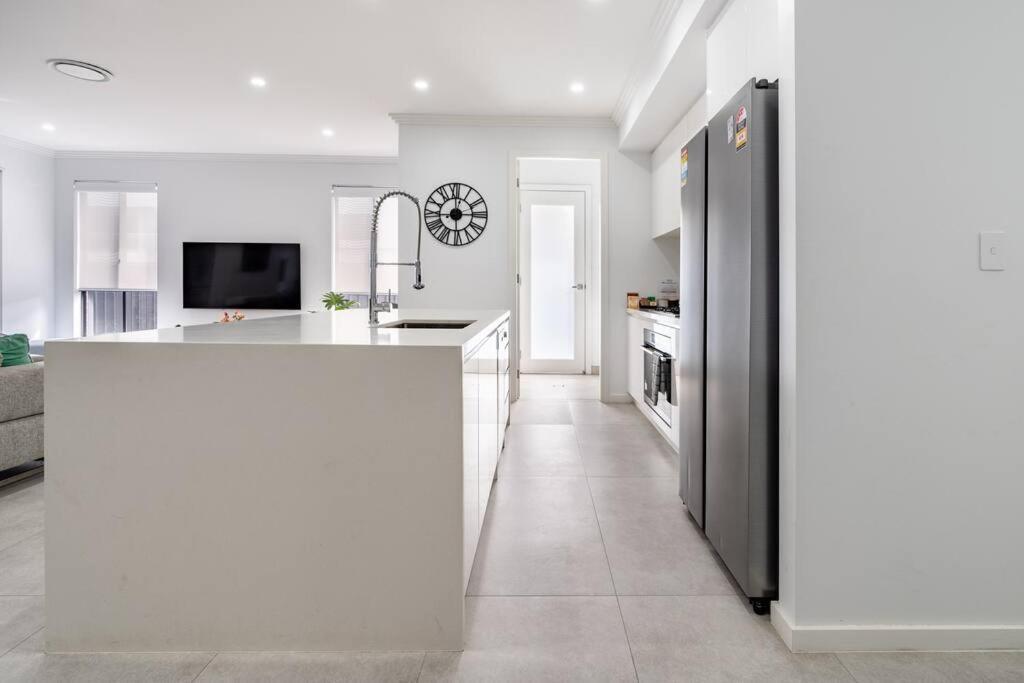 Neat 4 Bedroom In Catherine Fields Narellan Екстер'єр фото