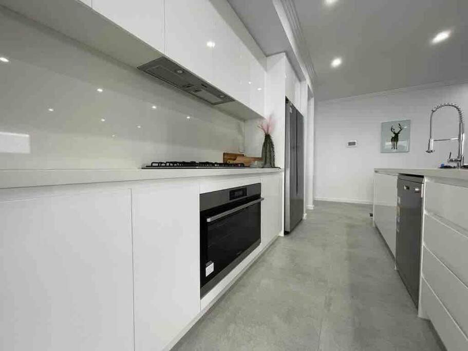 Neat 4 Bedroom In Catherine Fields Narellan Екстер'єр фото