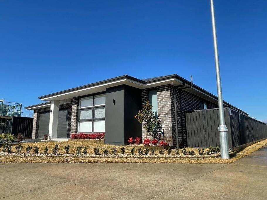 Neat 4 Bedroom In Catherine Fields Narellan Екстер'єр фото