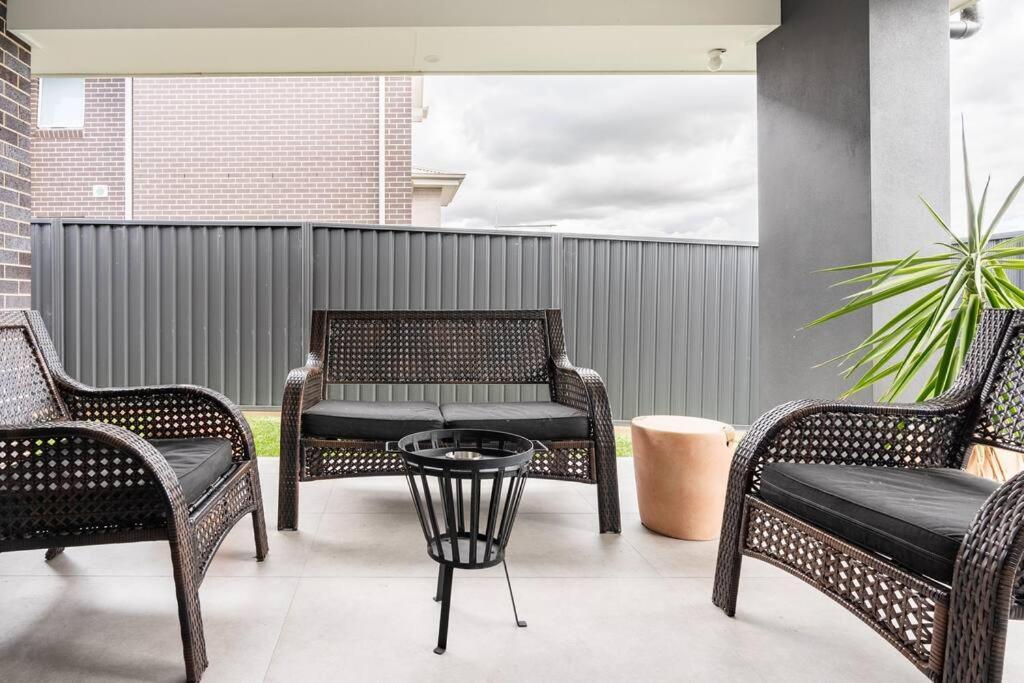 Neat 4 Bedroom In Catherine Fields Narellan Екстер'єр фото